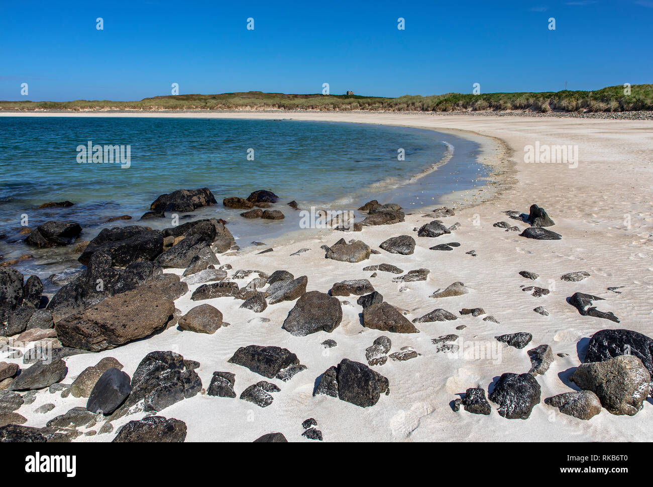 Blick nach Norden Osten entlang Saye Bay auf Alderney, dem weißen Sand und dem klaren, blauen Meer. Stockfoto