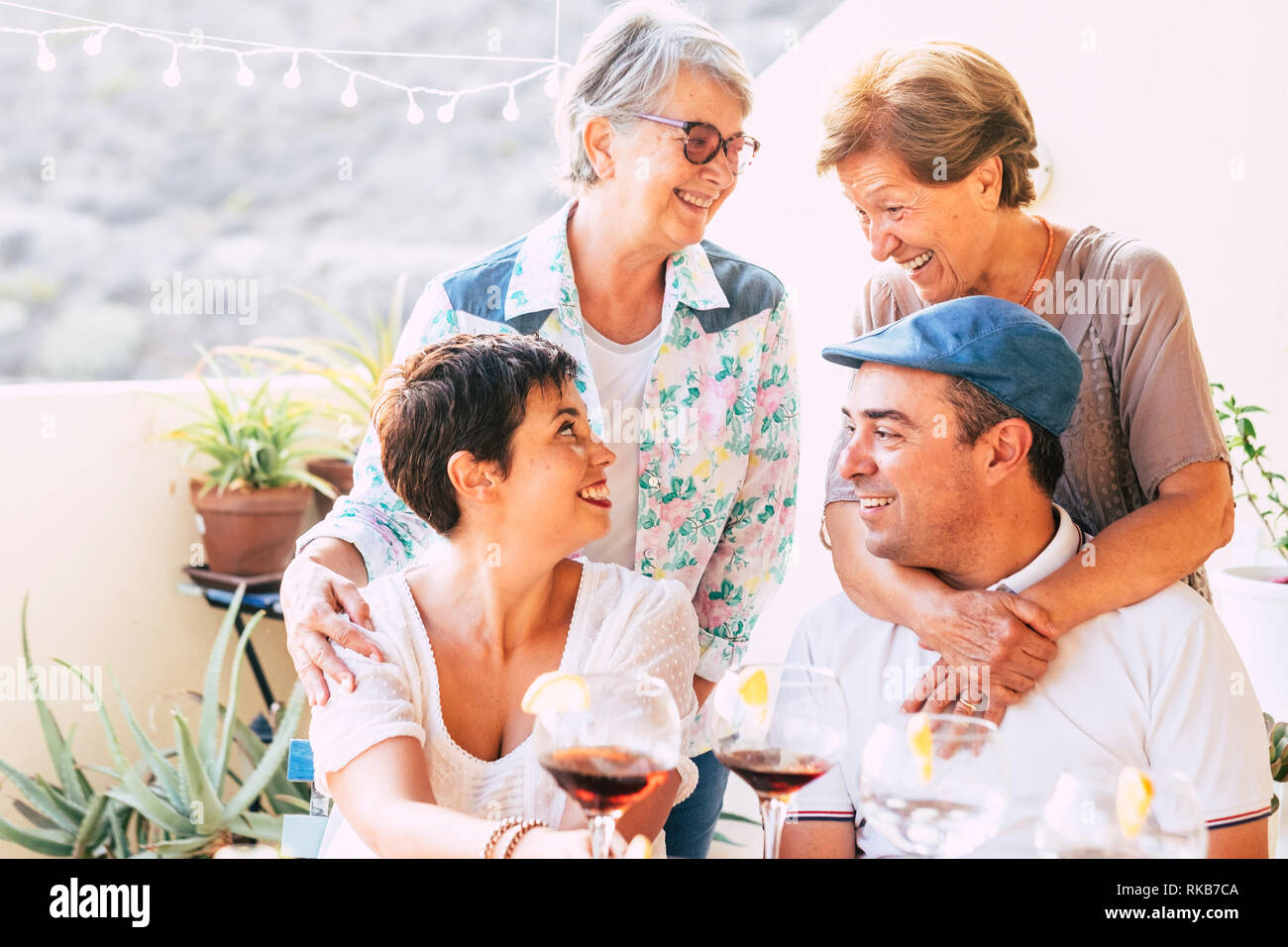 Gruppe der kaukasischen Freunde mit unterschiedlichen Alters und unterschiedlicher Generationen zusammen die Freundschaft - fröhliche Menschen mit Wein Getränke in Outdoor Freizeitaktivitäten handeln Stockfoto