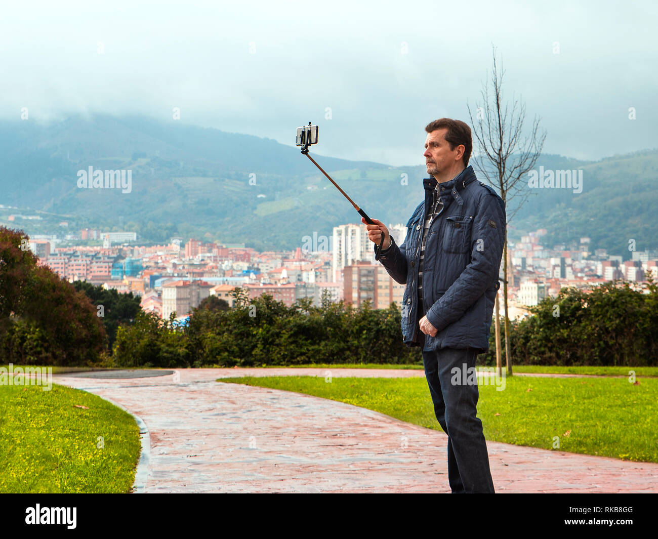 Erwachsener Mann mit lässigen Stil machen selfie in einem Park in Bilbao Stadt. Spanien Stockfoto