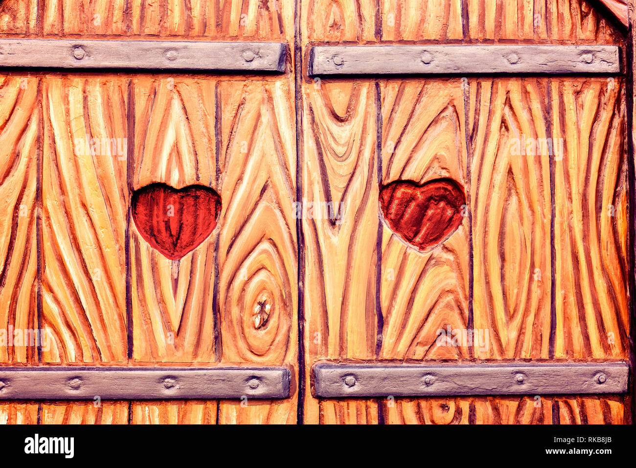 Tow Herz geschnitzt aus Holz auf Holz- Fenster. Valentines Tag. Stockfoto