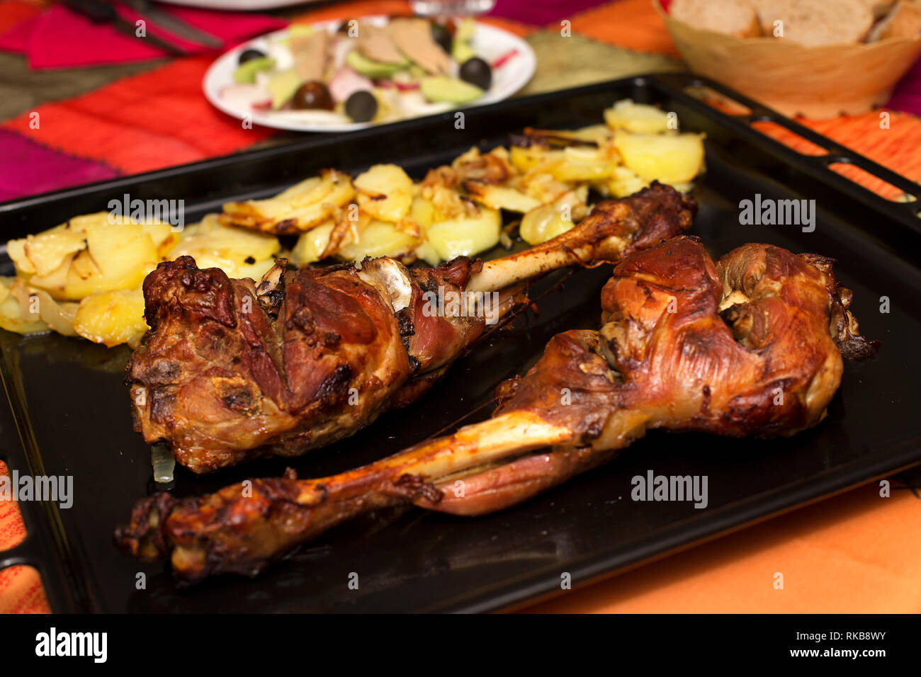Nahaufnahme der hausgemachten Lammbraten mit Kartoffeln ein Salat Stockfoto