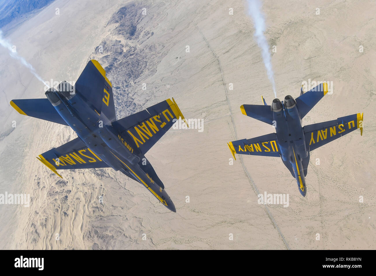 190206-N-UK 306-2013 EL Centro, Kalifornien (Feb. 6, 2019) der US-Navy Flight demonstration Squadron, die Blue Angels, diamond Piloten führen Sie die Barrel Roll Break Manöver über das Imperial Valley bei einem. Der Blaue Engel sind die Durchführung von winter Training am Naval Air Facility El Centro, Kalifornien, in der Vorbereitung für die Saison 2019 zeigen. Das Team wird voraussichtlich 61 Flugvorführungen an 32 Standorten im Land der Stolz und die Professionalität der US Navy und Marine Corps zur Schau zu stellen, der amerikanischen Öffentlichkeit zu führen. (U.S. Marine Foto von Mass Communication Specialist 2 n Stockfoto