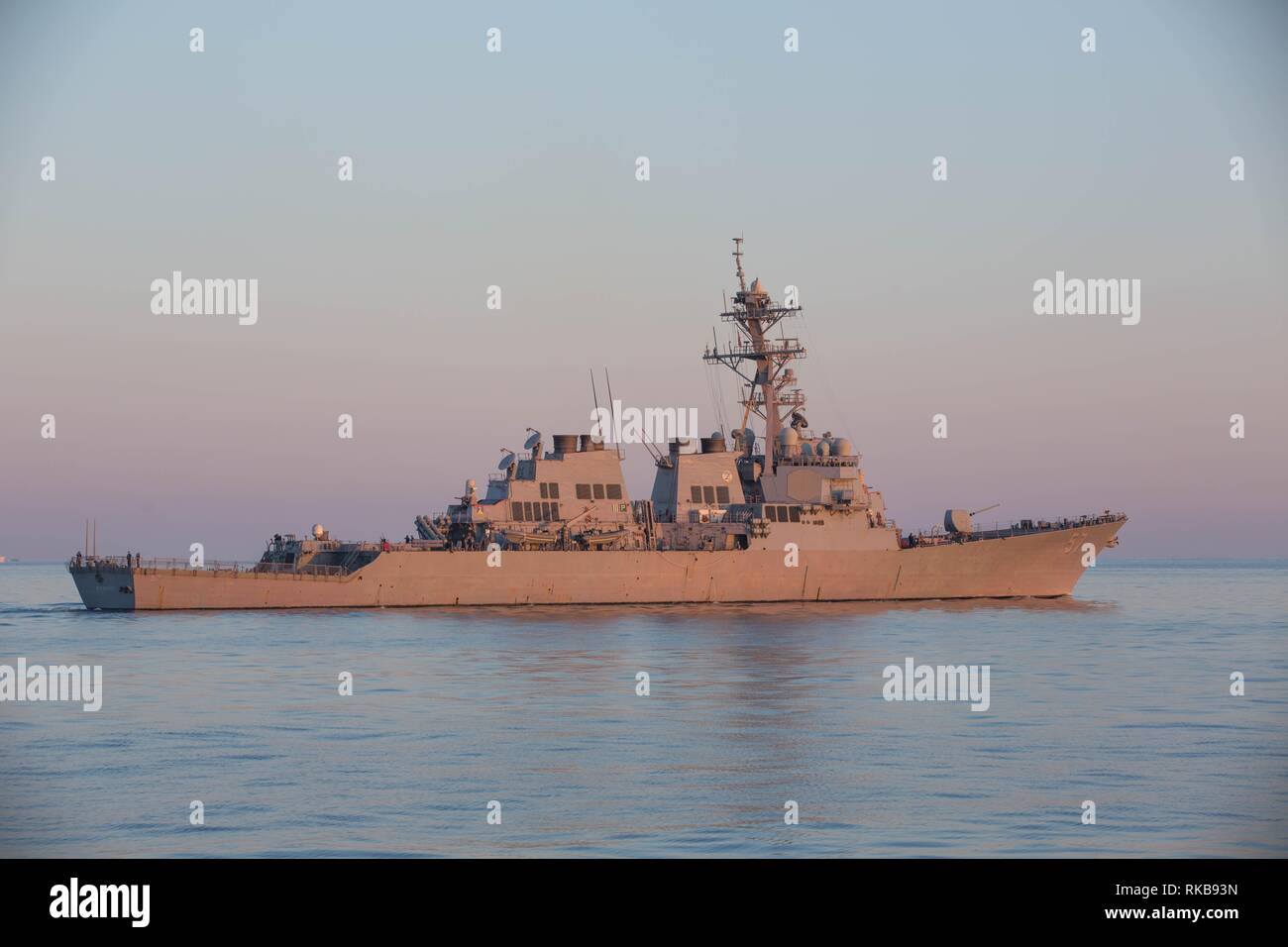 Straße von Hormuz (Feb. 8, 2019) Der Arleigh-burke-Klasse geführte Anti-raketen-Zerstörer USS Mitscher (DDG57) navigiert durch die Straße von Hormuz. Mitscher freut sich auf die US-Flotte 5 Bereich der Maßnahmen zur Unterstützung der Marine im Einsatz für die Stabilität und Sicherheit in der Region zu gewährleisten und verbindet das Mittelmeer und den Pazifischen Raum durch den westlichen Indischen Ozean und drei strategischen Punkten ersticken. (U.S. Armee Foto von SPC. Dakota Jugendlichen/Freigegeben) Stockfoto