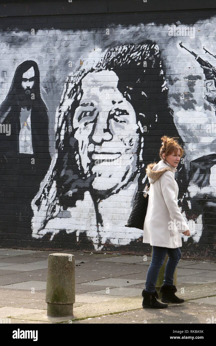 An einer Wand in Twinbrook West Belfast ist ein schwarz / weiß Wandbild von Bobby Sands und die Hungerstreikenden ohne Erwähnung oder Graffiti auf den Tod von der ehemaligen britischen Premierministerin Margaret Thatcher deutlich. Sands ein Freiwilliger der Provisional Irish Republican Army und Mitglied des britischen Parlaments, die in den Hungerstreik getreten, während in HM Gefängnis-Labyrinth am 5. Mai 1981 im Gefängnis gestorben. Margaret Thatcher, damaliger Ministerpräsident, hatte gesagt: "wie kann ich mit Ihnen sprechen [Gefangenen] Wann haben sie keine Unterstützung, kein Mandat?" Doch als Bobby Sands von den Leuten von Fermanagh und Süden T gewählt wurde Stockfoto