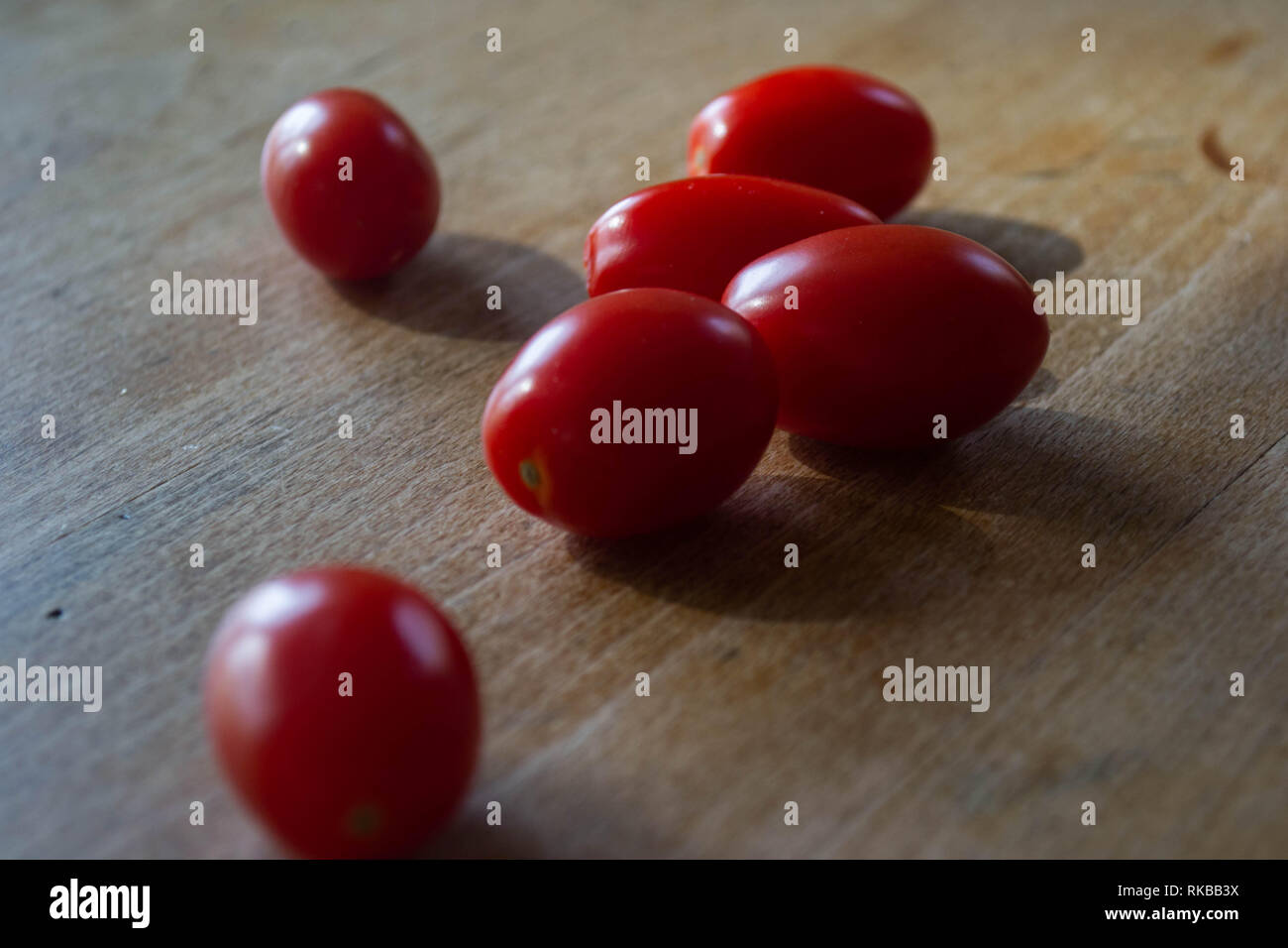 Frische cherry-Tomaten auf einem Holztisch Stockfoto
