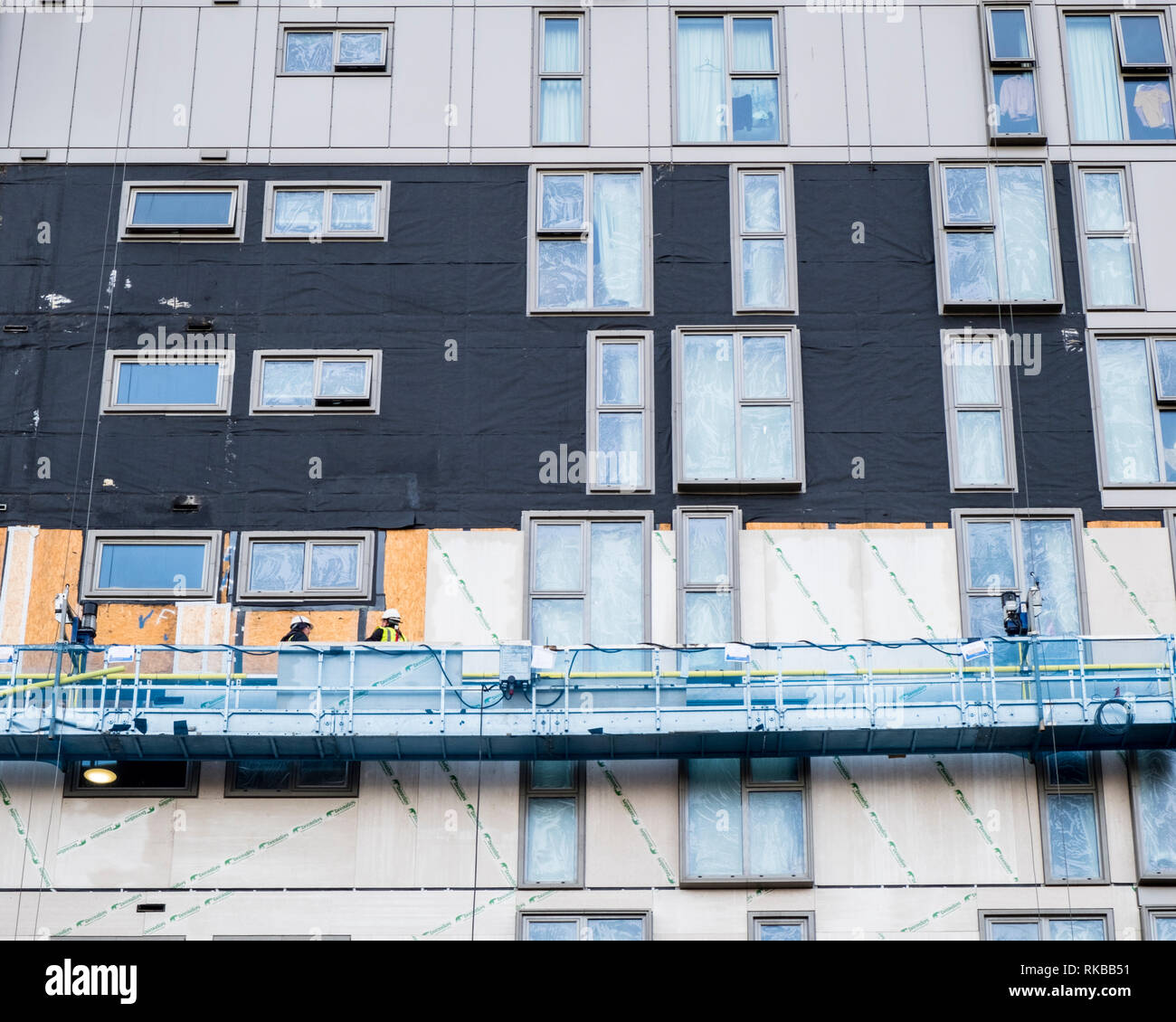 Verkleidungen entfernen und ersetzen auf ein hohes Gebäude, Nottingham, England, Großbritannien Stockfoto
