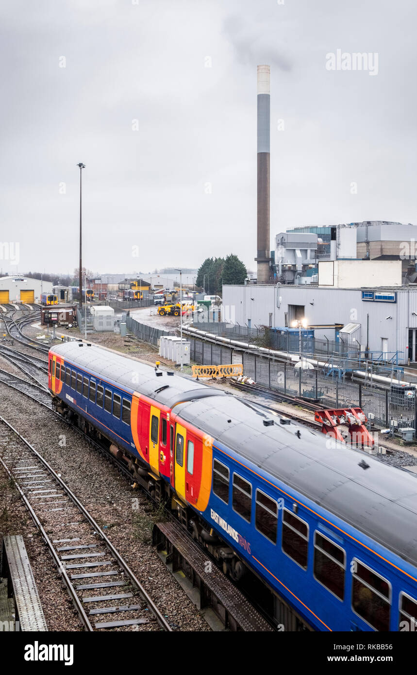 Zug passiert durch ein Industriegebiet, Nottingham, England, Großbritannien Stockfoto