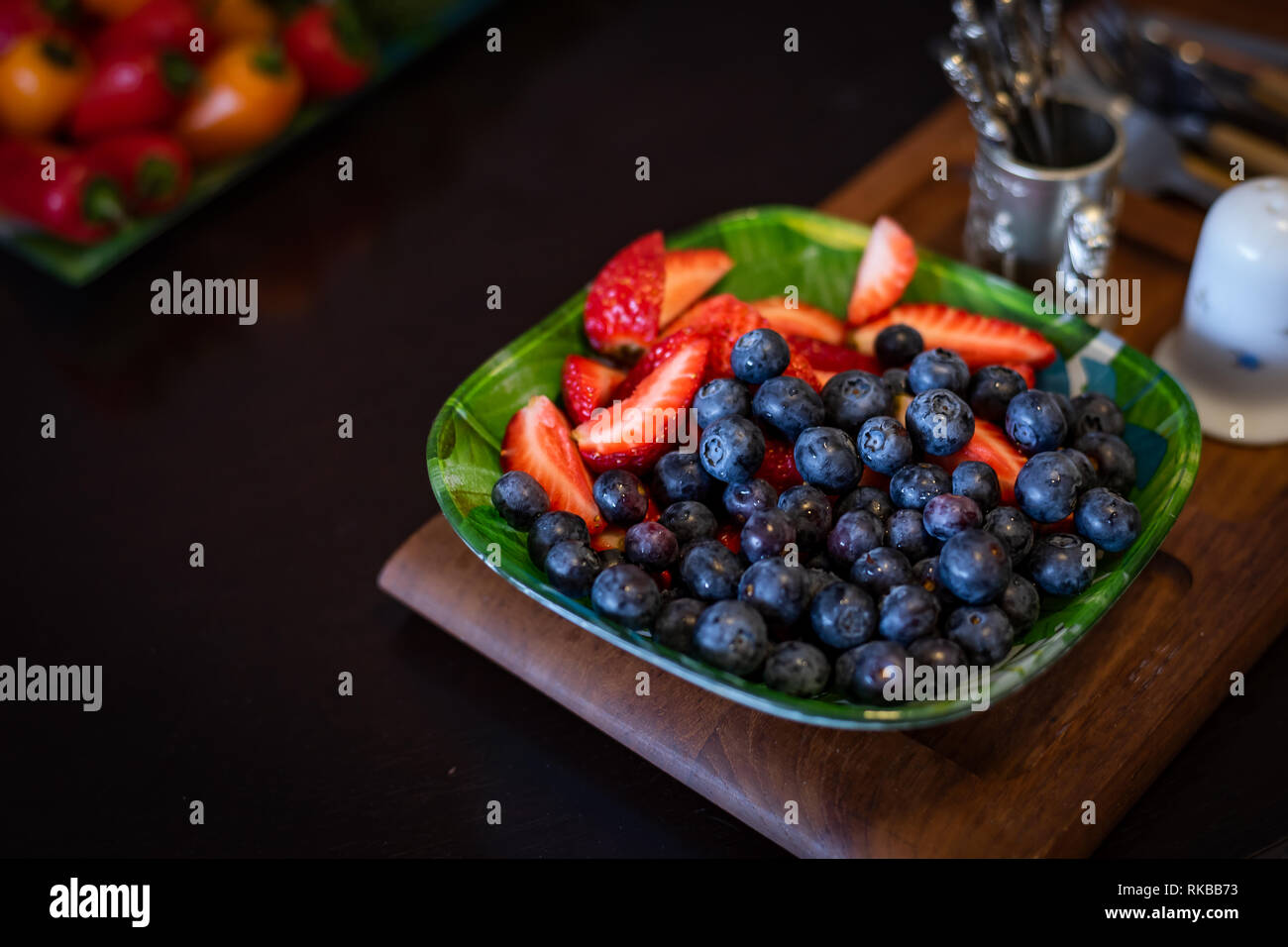 Frische organische Beeren und Früchte auf dem Tisch arrangiert Stockfoto