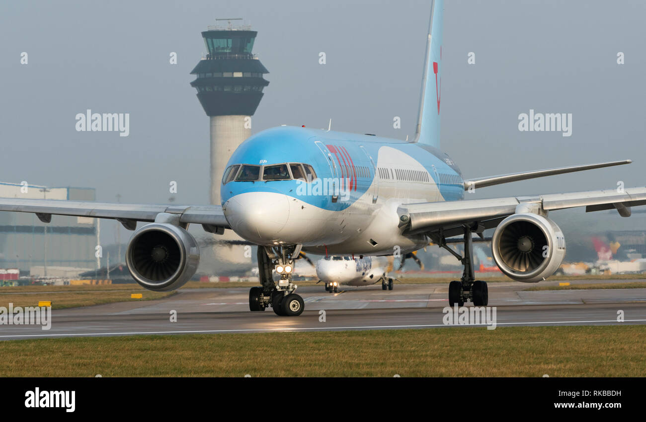 TUI Airways, Boeing 757-2 GS, G-OOBP taxy zum Abflug am Flughafen Manchester Stockfoto