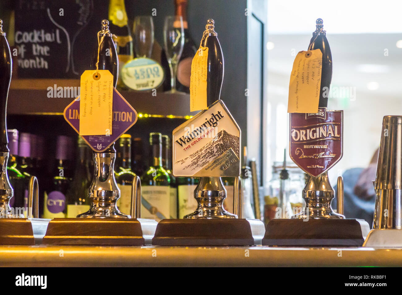 Thwaites Original bitter und Wainwright Golden Ale Bier Pumpen, Beverley, East Riding, Yorkshire, England Stockfoto
