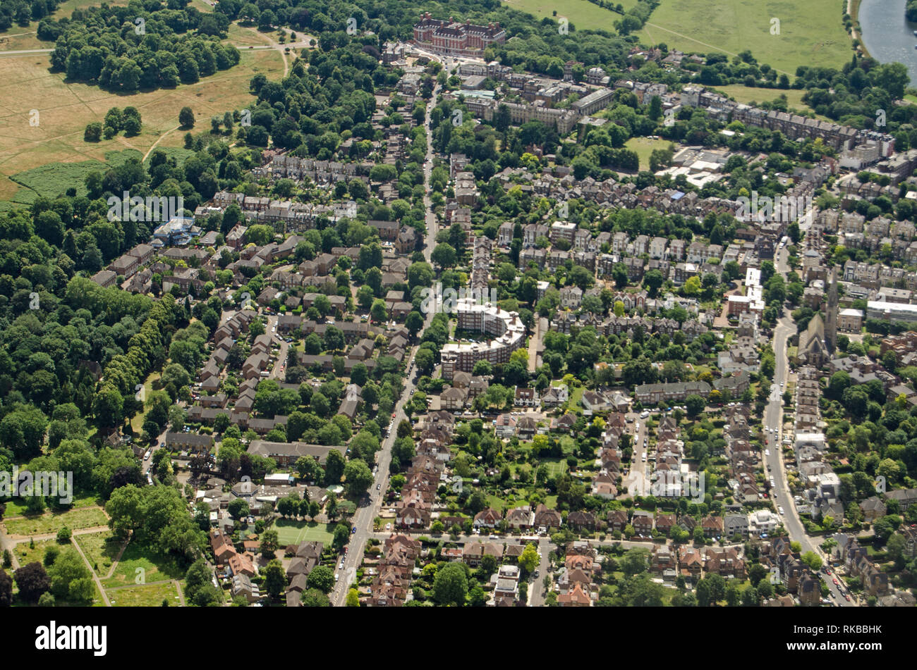 Luftaufnahme entlang der Queens Road in Richmond, South West London Suchen an einem sonnigen Nachmittag. Richmond Park ist auf der linken Seite und an der Spitze ist der l Stockfoto