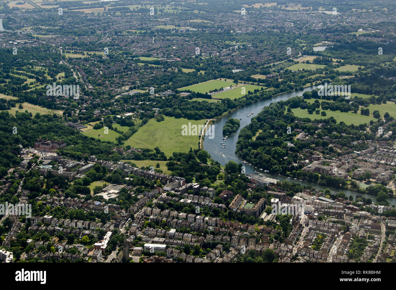 Luftaufnahme der Londoner Stadtteil Richmond Upon Thames an einem sonnigen Nachmittag mit der Themse Mäandern durch das Bild. Glover's Island Ich Stockfoto