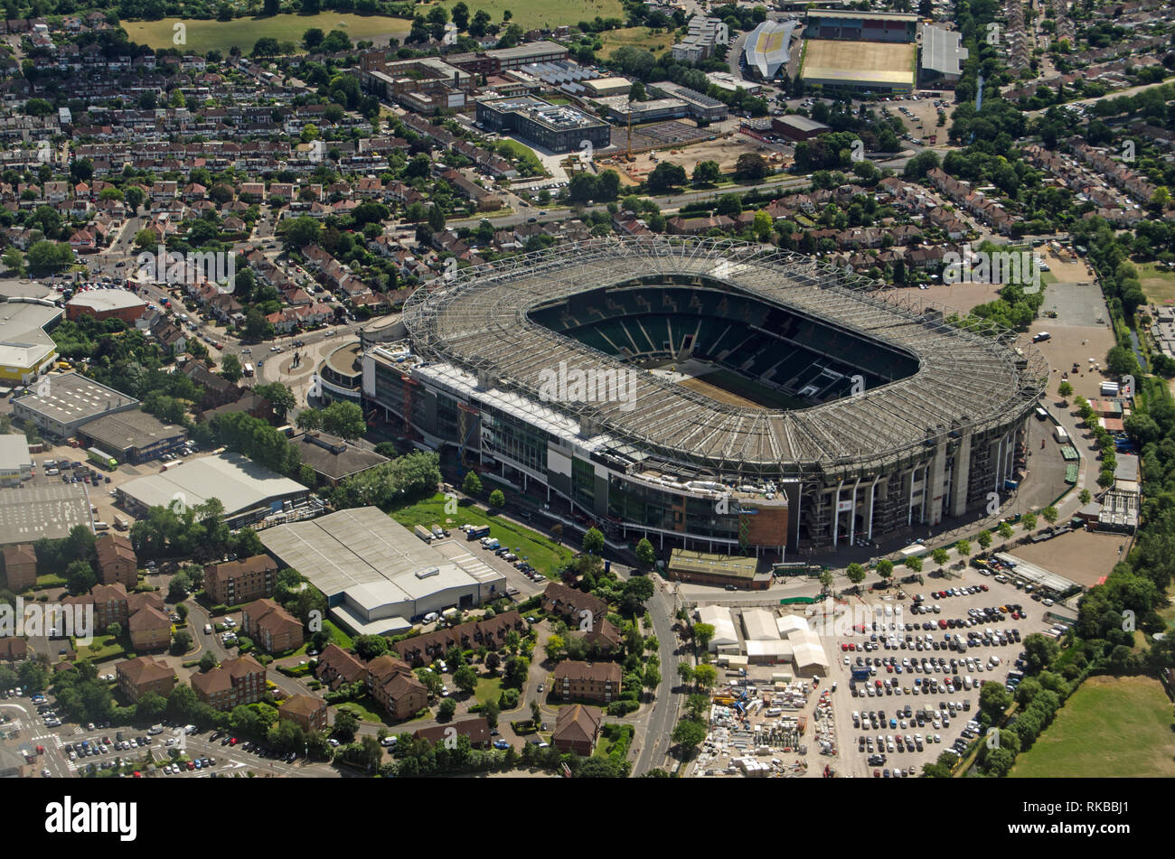 Luftaufnahme des berühmten Rugby Stadion in Twickenham, South West London. Home der England Rugby Football Union. Die kleineren Stoop Memorial Groun Stockfoto