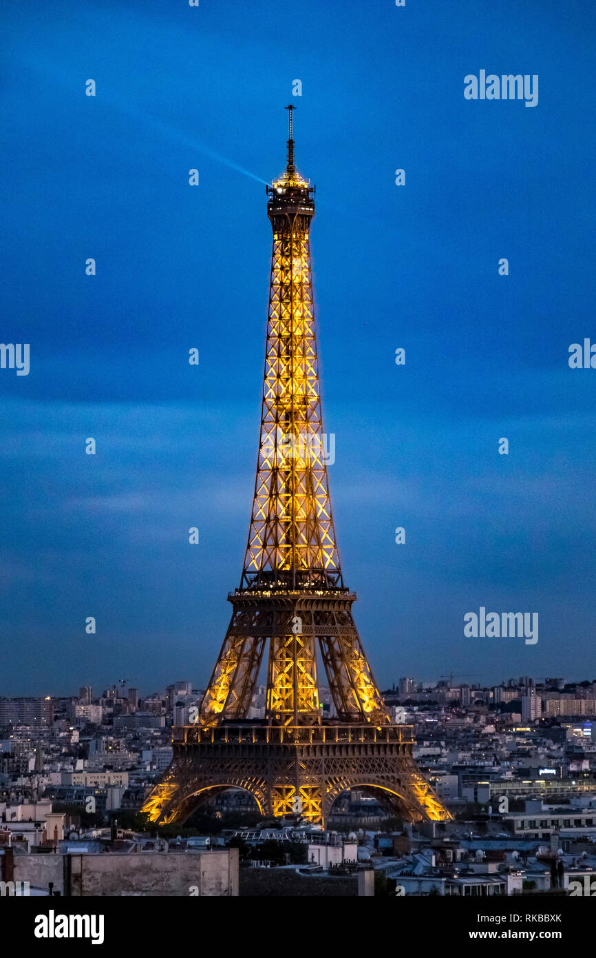 Der Eiffelturm bei Nacht beleuchtet von der Oberseite des Arc de Triomphe de l'Étoile in einer Sommernacht in Paris gesehen Stockfoto
