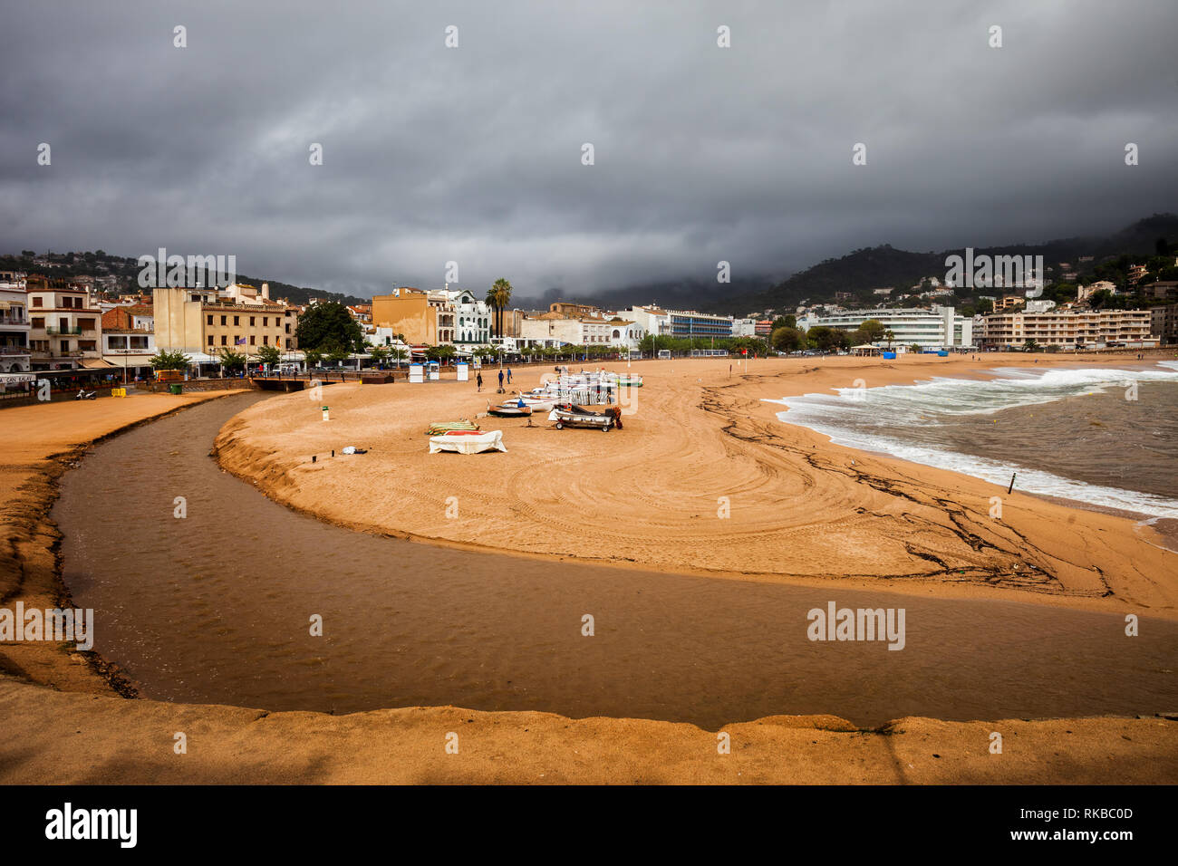 Tossa de Mar Stadt in Katalonien, Spanien, Riera de Tossa Fluss, Strand und Meer auf stürmischer Tag. Stockfoto
