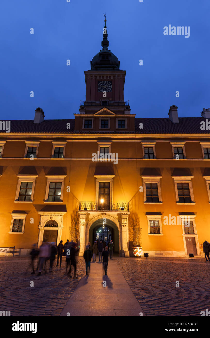 Königliches Schloss in der Nacht in der Stadt Warschau in Polen, inneren großen Hof, Zygmunt Turm, Museum und ehemalige Residenz der polnischen Könige Stockfoto