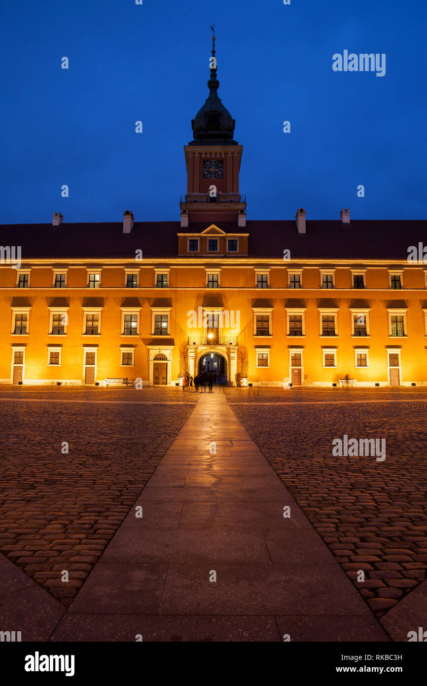 Königliches Schloss in der Nacht in der Stadt Warschau in Polen, Blick vom grossen Hof zu Zygmunt Tower. Stockfoto