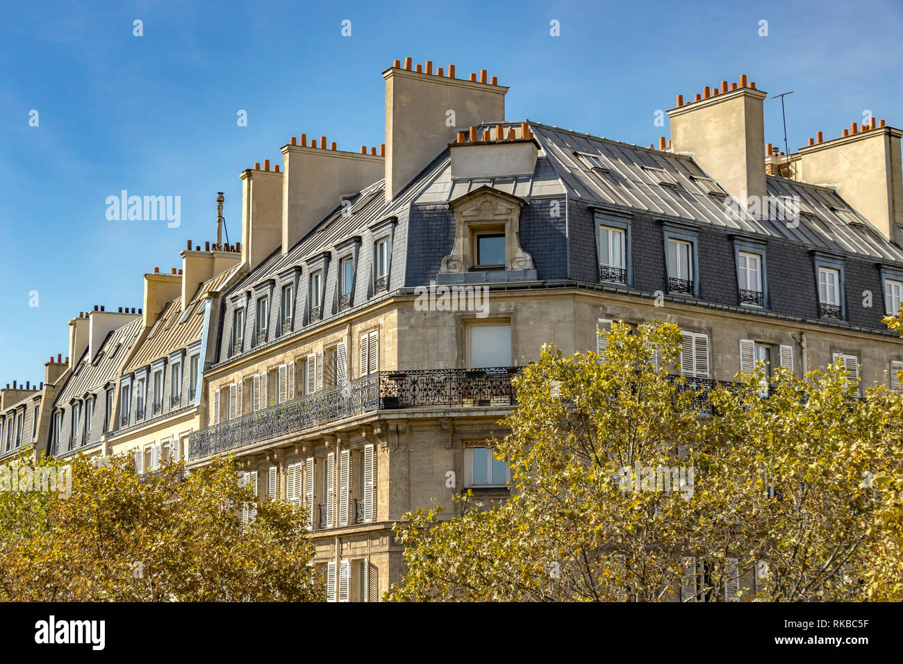 Appartementhäuser von der Promenade Plantée oder Coulée Verte, einem erhöhten Garten an einer stillgelegten Bahnlinie, Paris, Frankreich Stockfoto