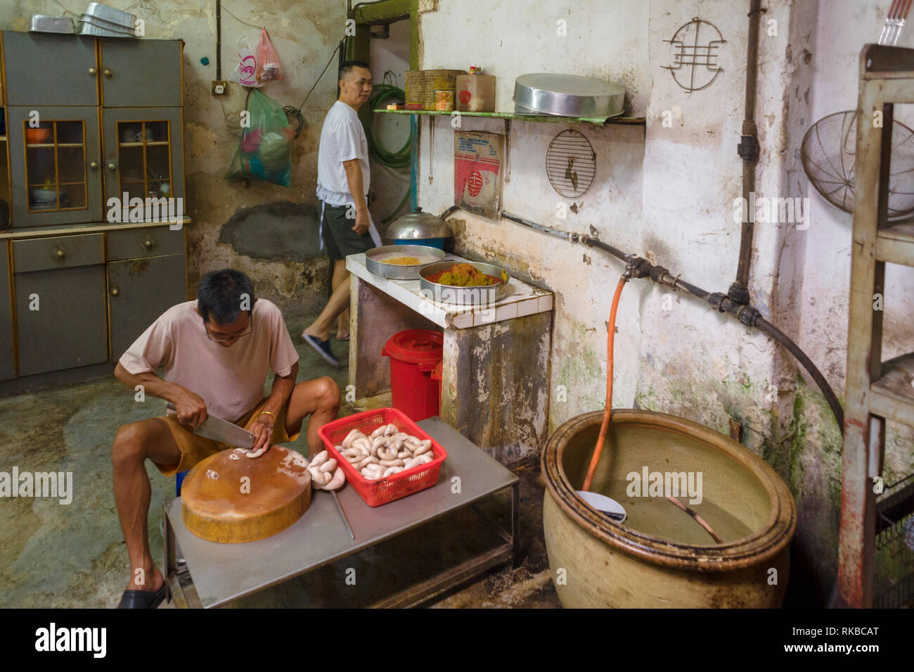 Jahrgang Gebäude und Street Food Verkäufer in der Nebenfrau Lane, einer berühmten Attraktion in der Altstadt von Ipoh, Perak, Malaysia Stockfoto