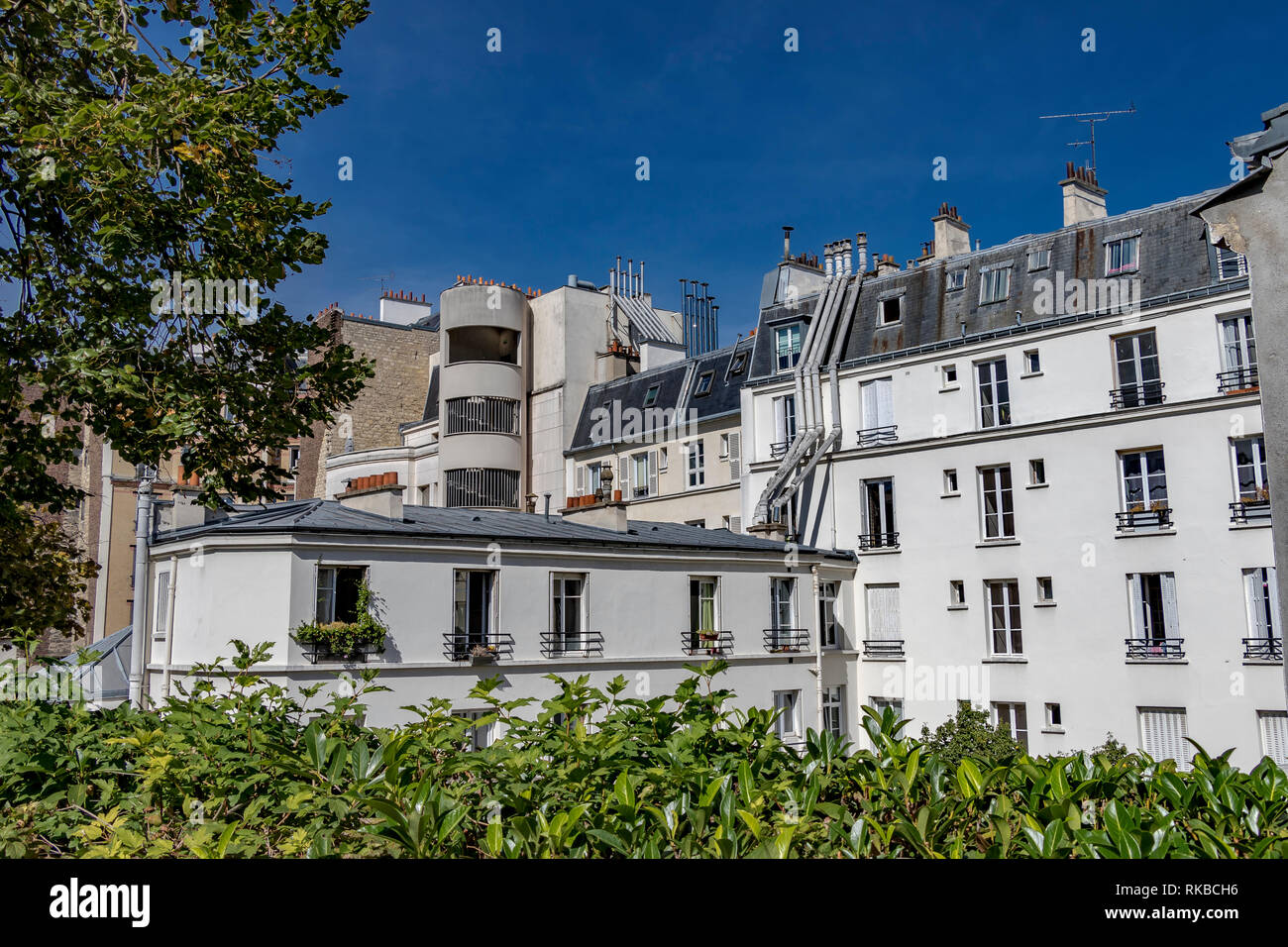 Appartementhäuser von der Promenade Plantée oder Coulée Verte, einem erhöhten Garten an einer stillgelegten Bahnlinie, Paris, Frankreich Stockfoto