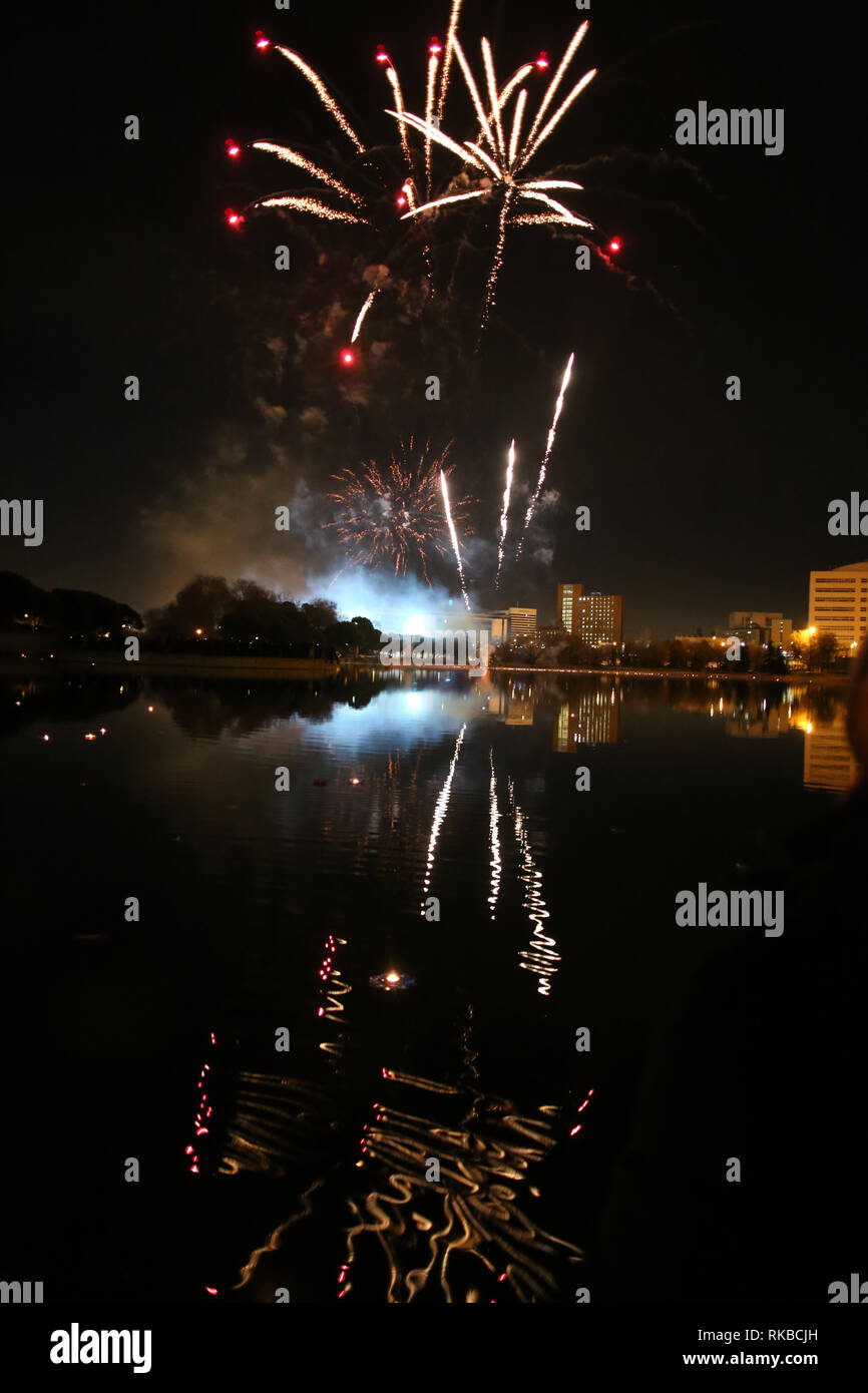 Fire Works während des Festivals zu sehen. Menschen versammelt, um am See Prodolongo die Einweihung des neuen chinesischen Jahres zeuge mit Feuerwerk, in alten Zeiten traditionell beleuchtet wurden entfernt das Ungeheuer Nian zu erschrecken, halb Drache, halb Löwe, der der Legende nach, die Dorfbewohner angegriffen und manchmal Kinder verschlungen, konnte aber verjagt mit laute Geräusche. Darüber hinaus sind sie distanziert, die bösen Geister, die sonst Unglück bringen könnte. Stockfoto