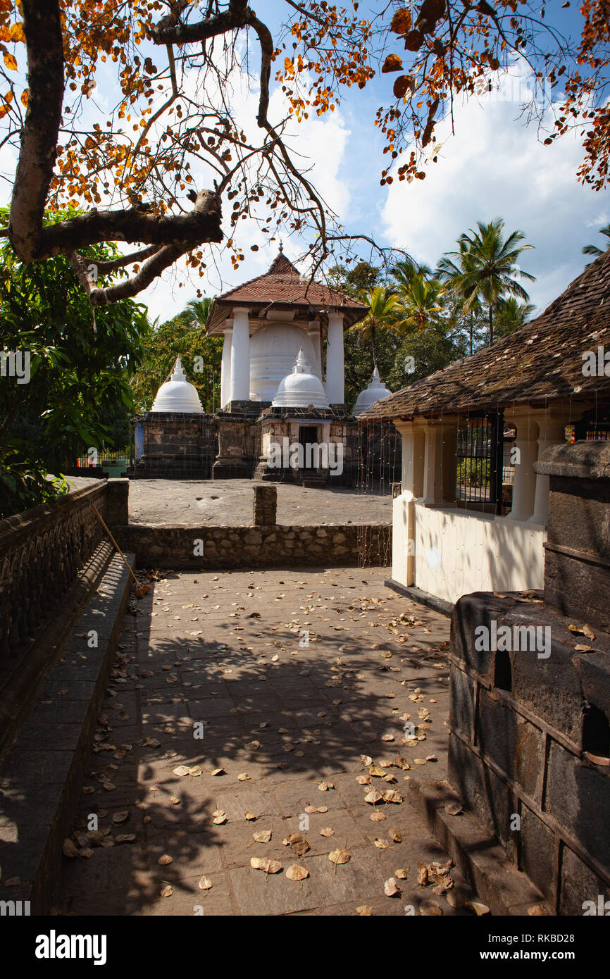 Gadaladenyia Vihara ist eine alte buddhistische Tempel in Pilimathalawa, Kandy, Sri Lanka gelegen. Gadaladeniya liegt auf einem Felsvorsprung gelegen. Stockfoto