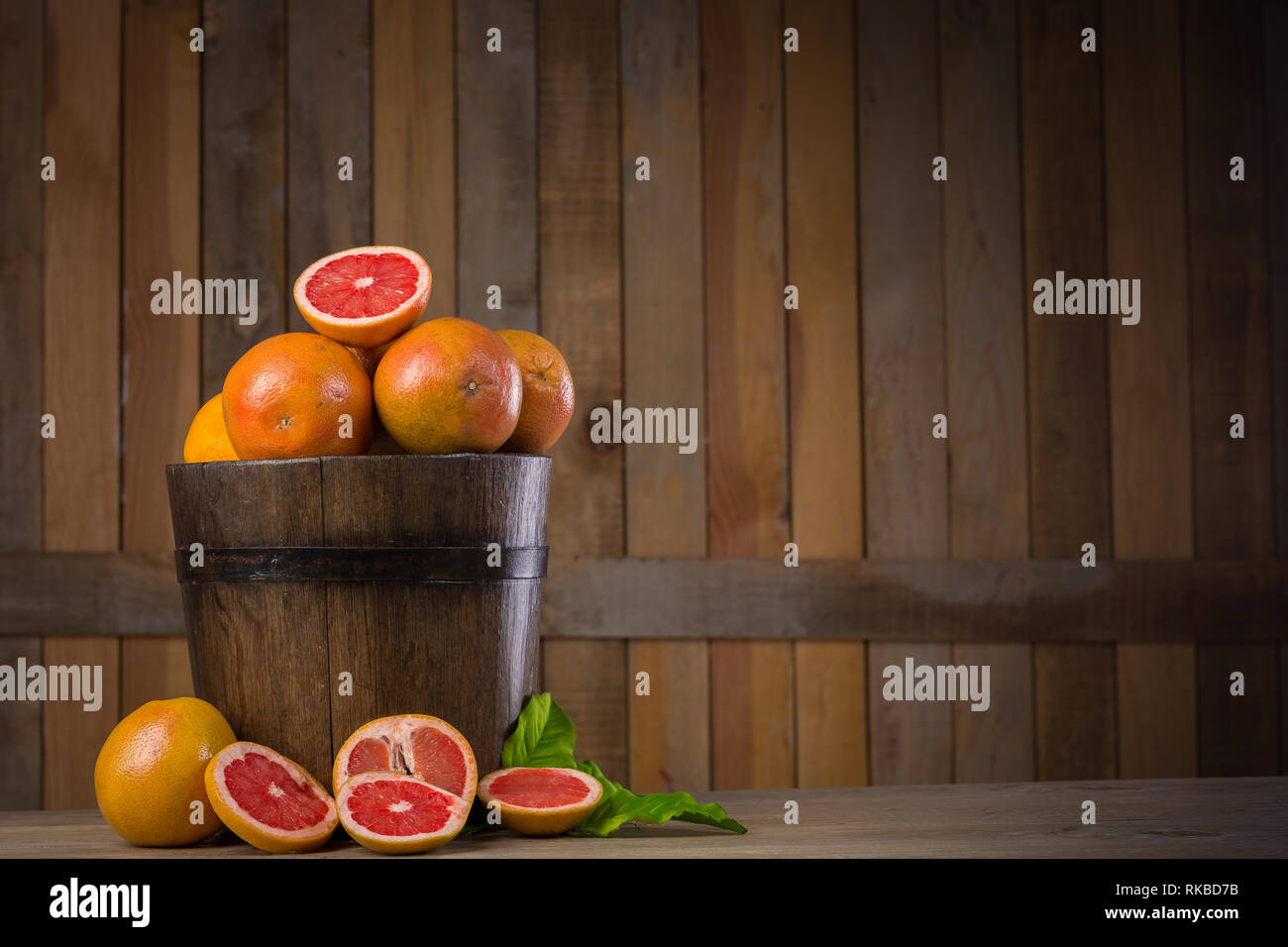 Grapefruit Warenkorb noch Leben auf Holz- Hintergrund Stockfoto