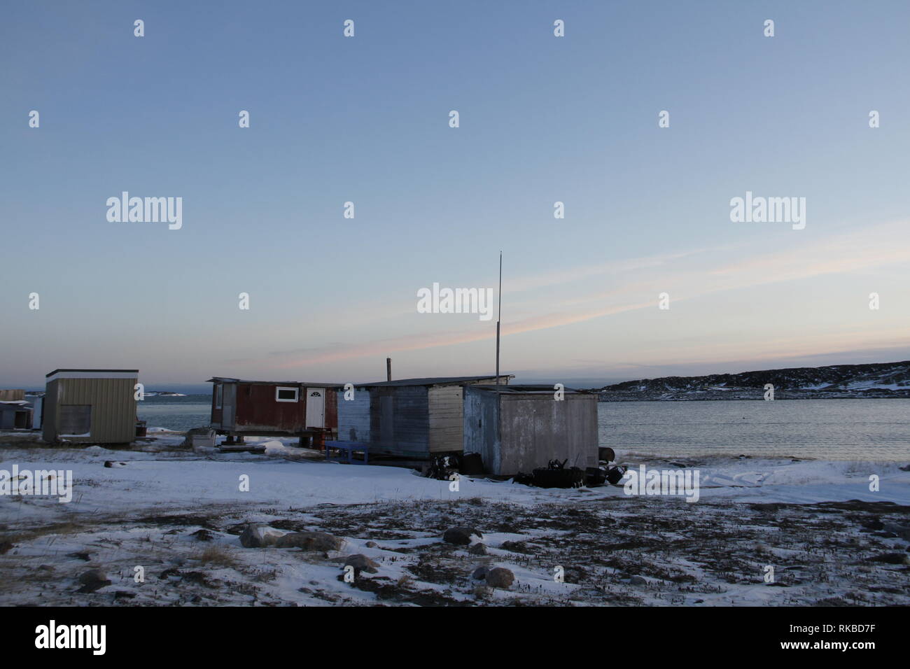Kabinen und ein Inuit Schlitten mit leichten Schnee in der Nähe der Gemeinde von Rankin Inlet, Nunavut, Kanada abgedeckt Stockfoto