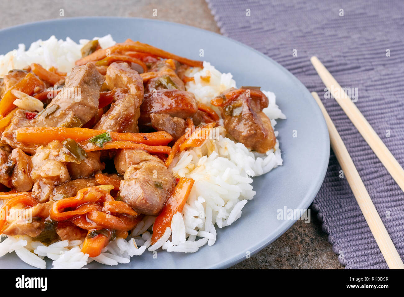 Teller der klassischen Chinesse süss-saures Schweinefleisch mit Reis Stockfoto
