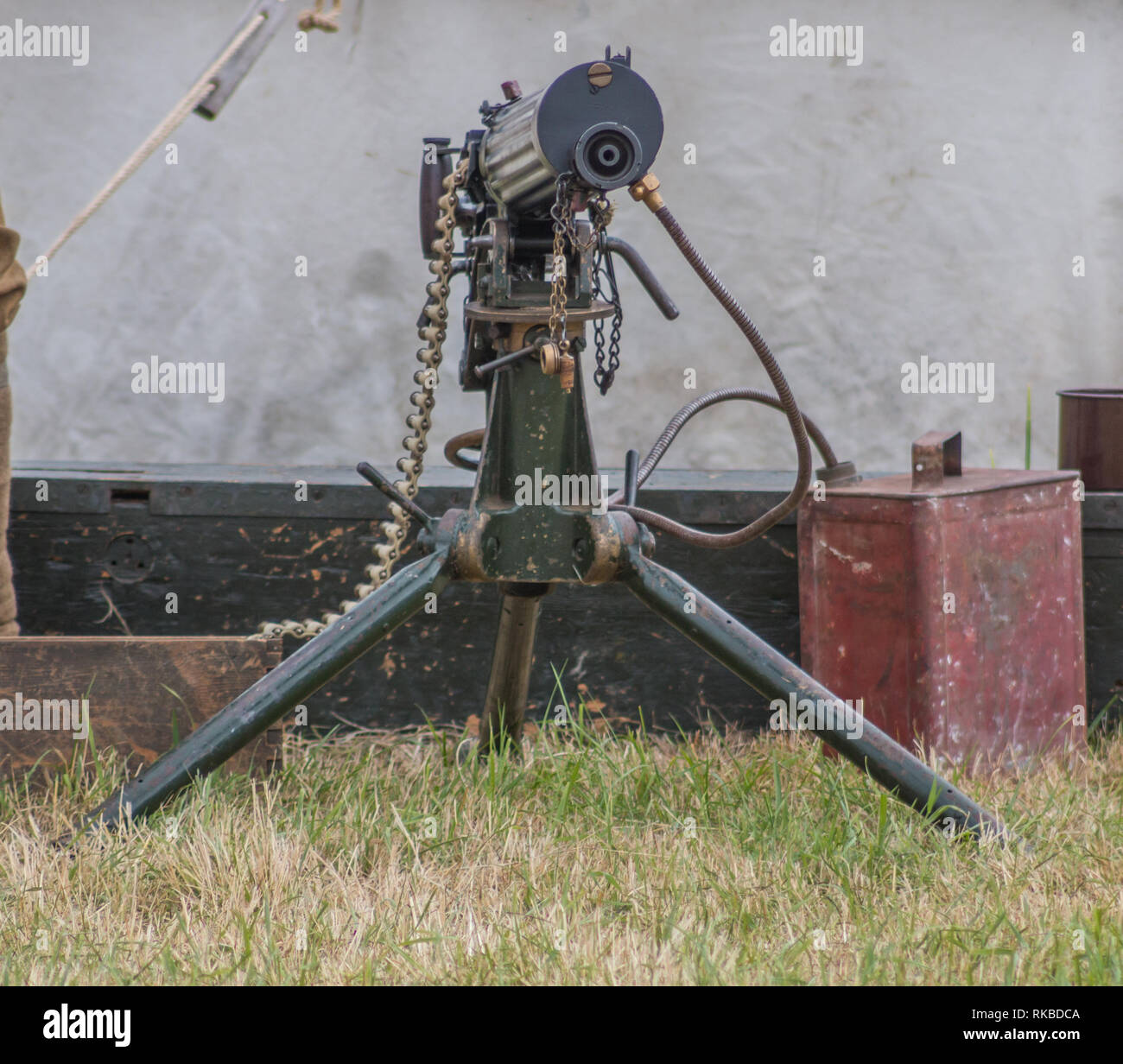 Britischen Vickers WW1 Maschinengewehr auf Stativ sitzen auf Gras montiert, keine Crew präsentieren. Stockfoto