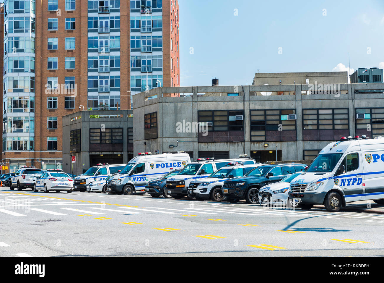 New York City, USA - 27. Juli 2018: Polizei Auto auf der Straße geparkt Neben einer Polizeistation in Harlem, Manhattan, New York City, USA Stockfoto