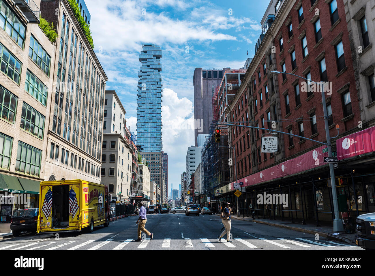 New York City, USA - 27. Juli 2018: Fassade eines modernen Wolkenkratzer in 56 Leonard Street, auch bekannt als Jenga Gebäude, von Harlem mit Verkehr gesehen ein Stockfoto