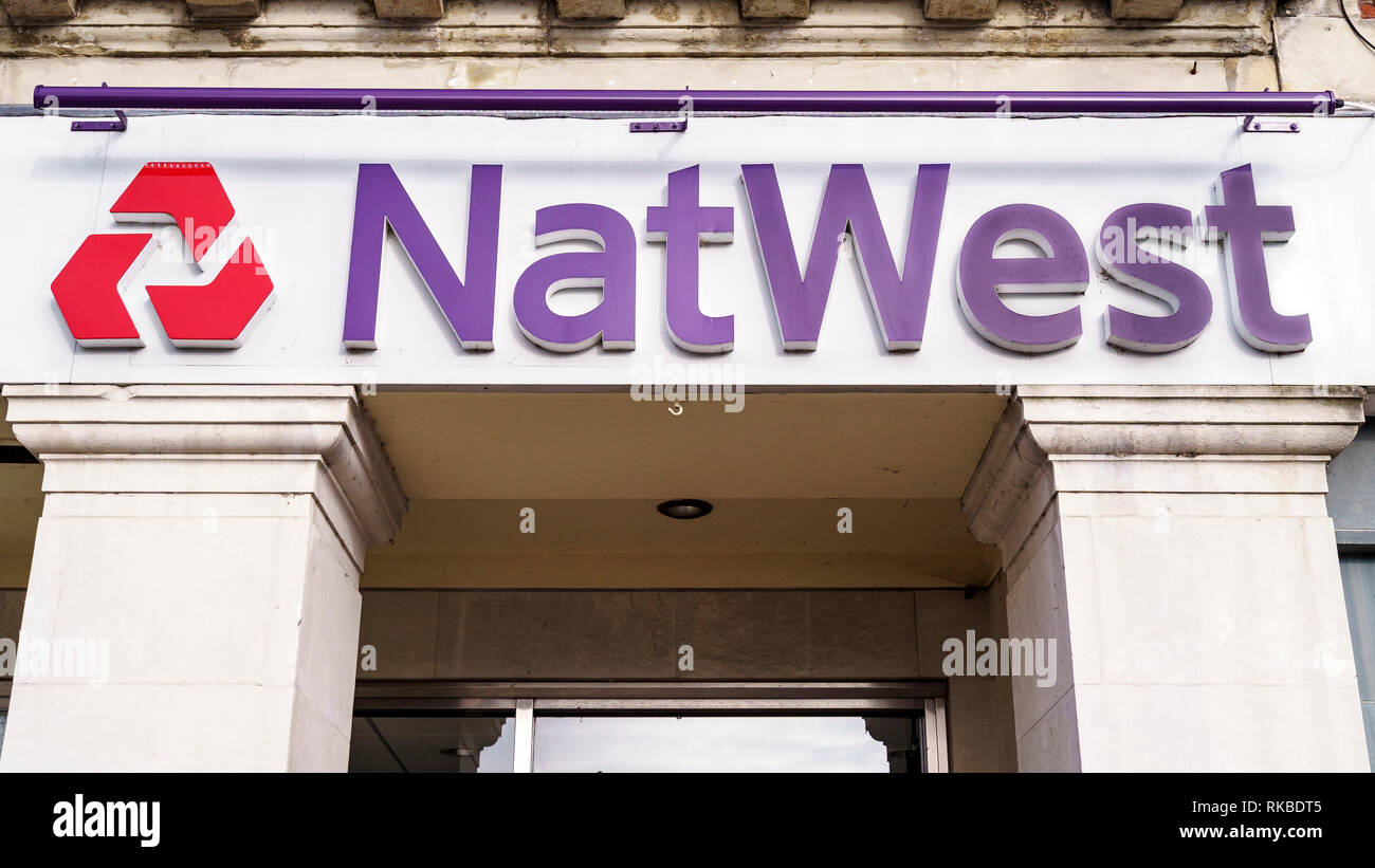 Zu NatWest Bank Name und Logo über dem Eingang Stockfoto