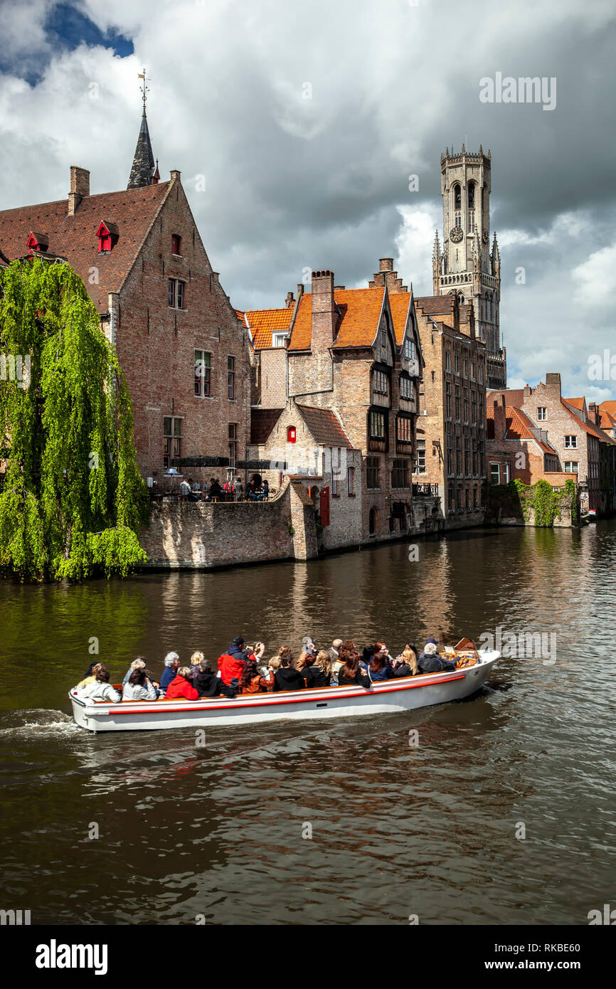 Glockenturm (Belfort), Häuser und Menschen auf Kanal Boot, Brügge, Belgien Stockfoto