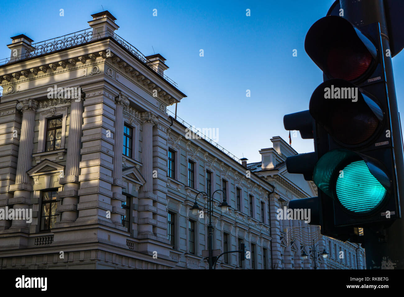 Grün bedeutet gehen, schöne Gebäude in Litauen. Stockfoto