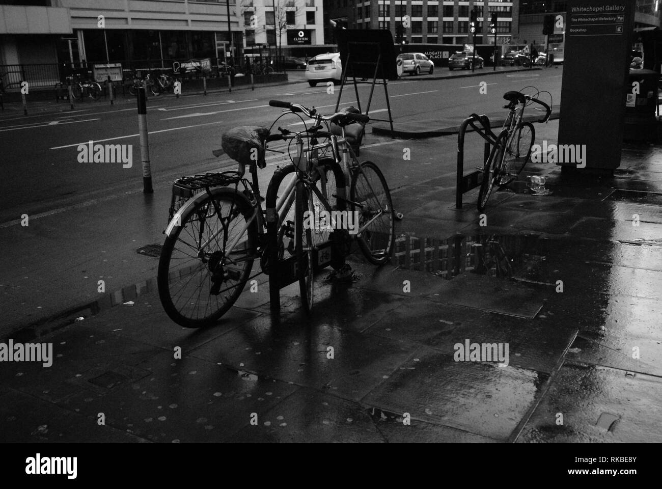Whitechapel, London Fahrräder im Regen Stockfoto