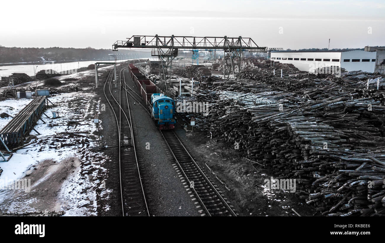 Holzbearbeitung Anlage. Holzverarbeitende Industrie. Factory für die Möbelfertigung mit verarbeitetem Holz. Luftbildaufnahmen Stockfoto