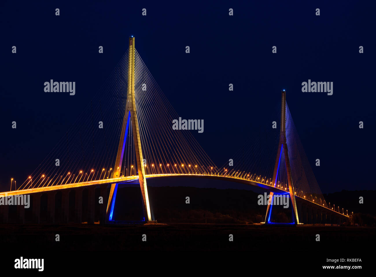 Pont de Normandie Brücke in der Normandie, Frankreich in der Nacht. Es verbindet die Städte von Le Havre und Honfleur und überquert den Fluss Seine. Stockfoto