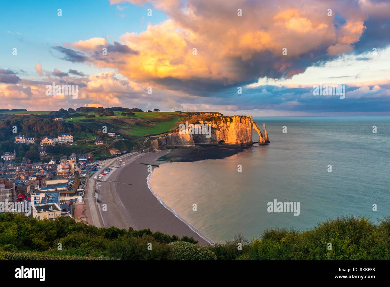 Sonnenaufgang in Etretat Normandie Frankreich Stockfoto