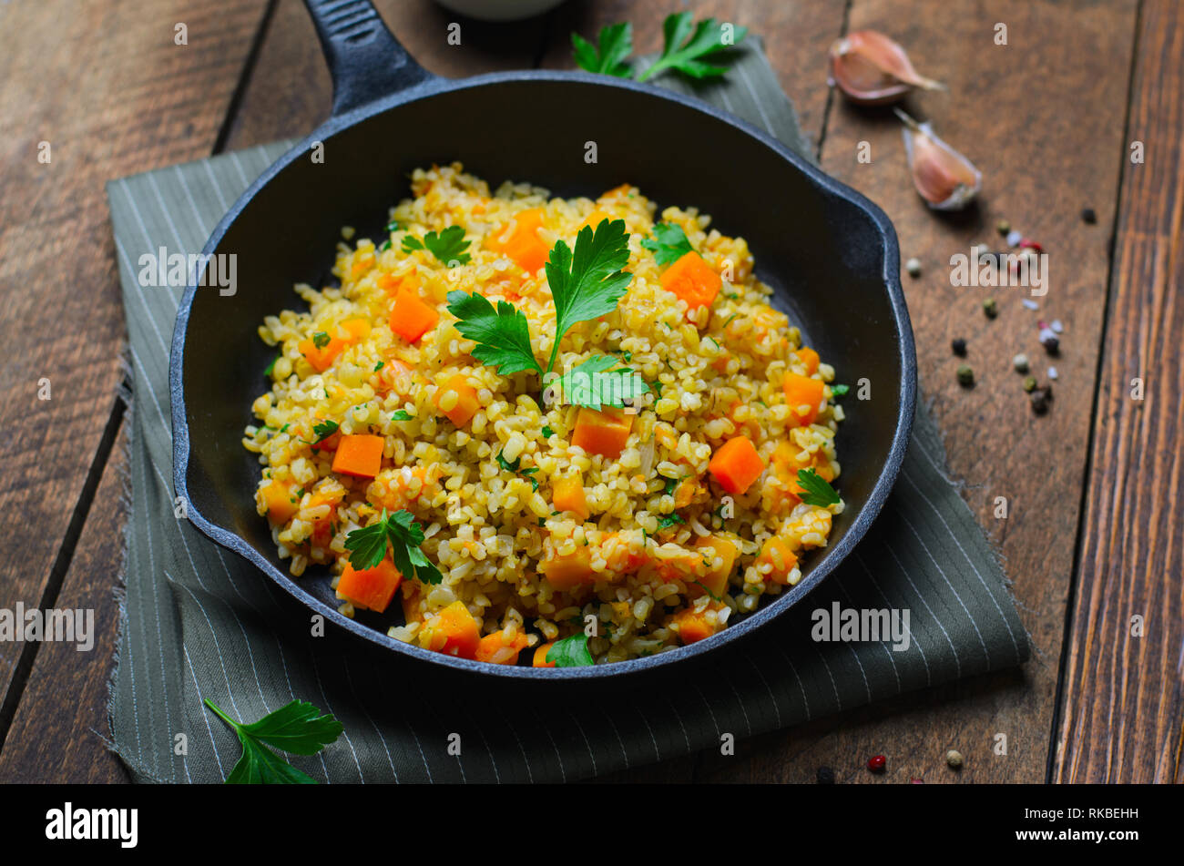 Bulgur mit Kürbis, Gesunde hausgemachtes Abendessen, vegetarische Kost Stockfoto