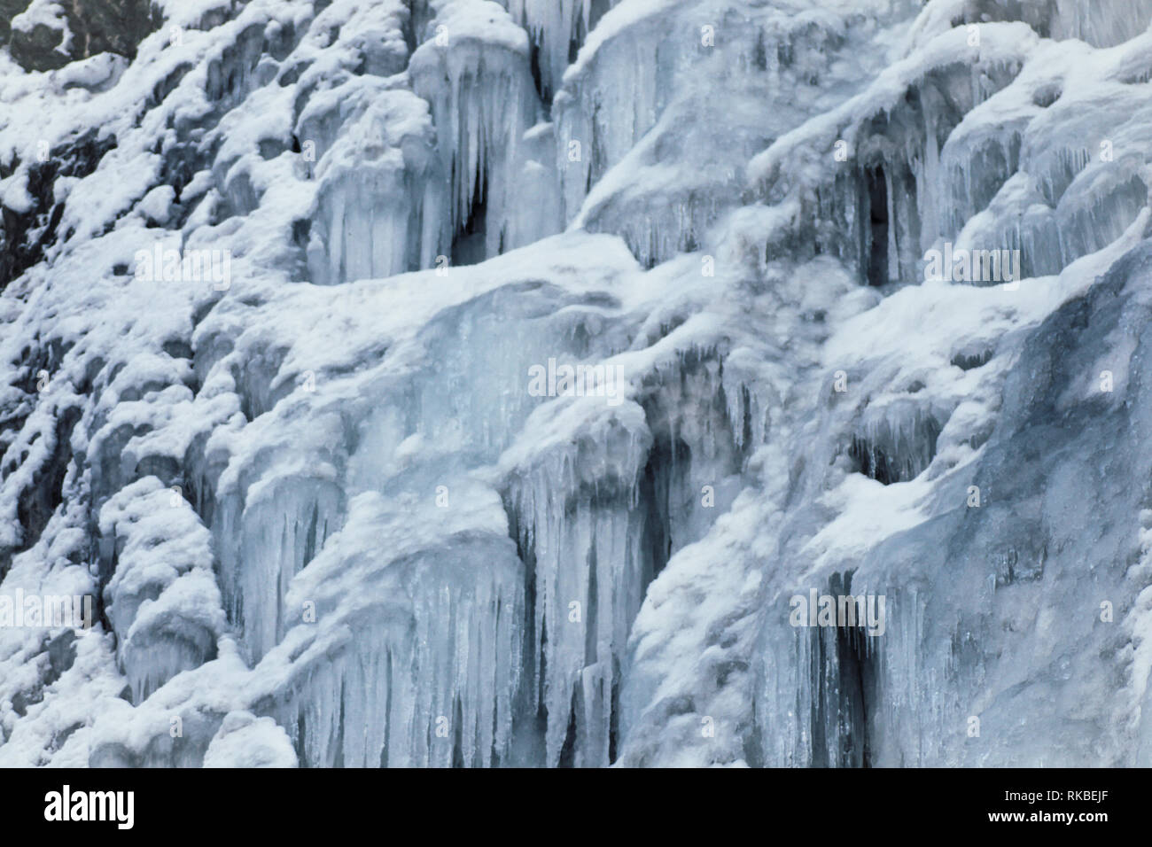 Gefroren, Eis, kalten Wasserfall detail, kontrastiert tropfenden Eiszapfen, Linien. Texturierte winter Hintergrund. Stockfoto
