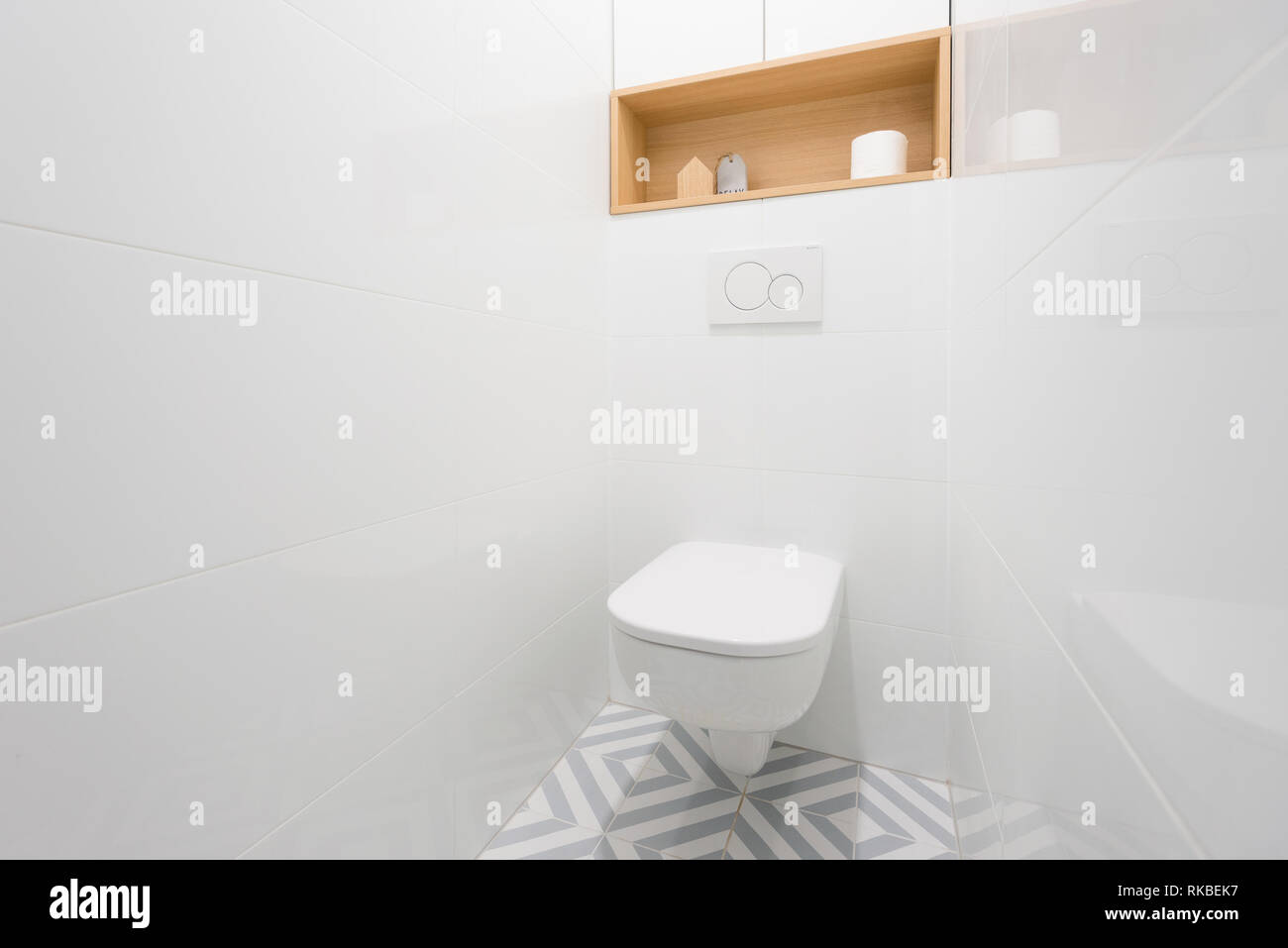 BRATISLAVA, SLOWAKEI - Dec 17, 2018: Wc in kleine Wohnung von jungen Designern entworfen von Kivvi Architekten in Bratislava, Slowakei basieren Stockfoto