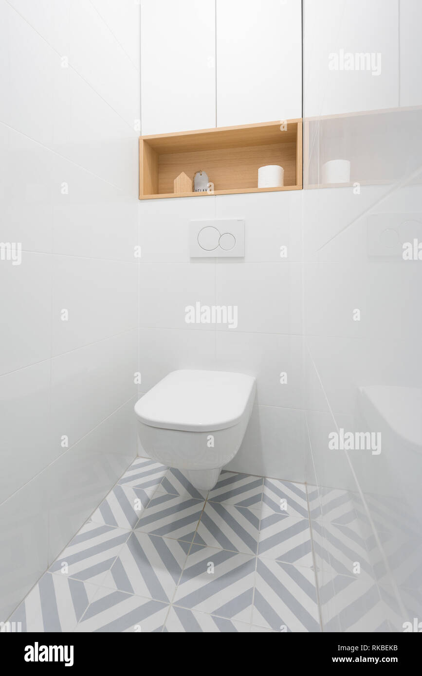 BRATISLAVA, SLOWAKEI - Dec 17, 2018: Wc in kleine Wohnung von jungen Designern entworfen von Kivvi Architekten in Bratislava, Slowakei basieren Stockfoto