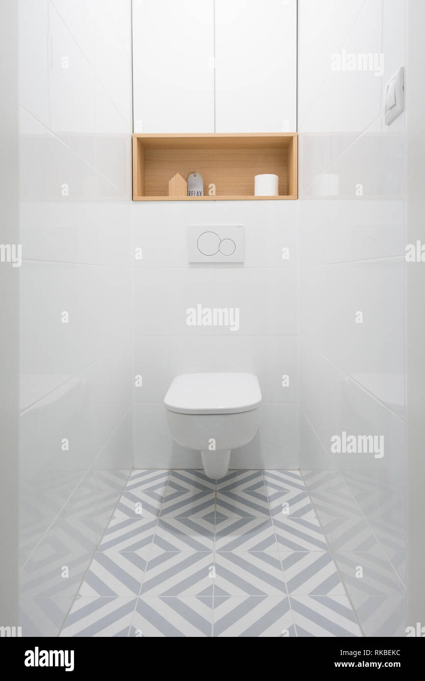 BRATISLAVA, SLOWAKEI - Dec 17, 2018: Wc in kleine Wohnung von jungen Designern entworfen von Kivvi Architekten in Bratislava, Slowakei basieren Stockfoto