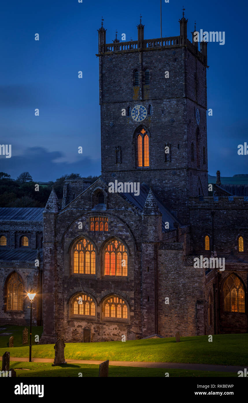 Saint David's Kathedrale in der Dämmerung, Pembrokeshire, Wales Stockfoto