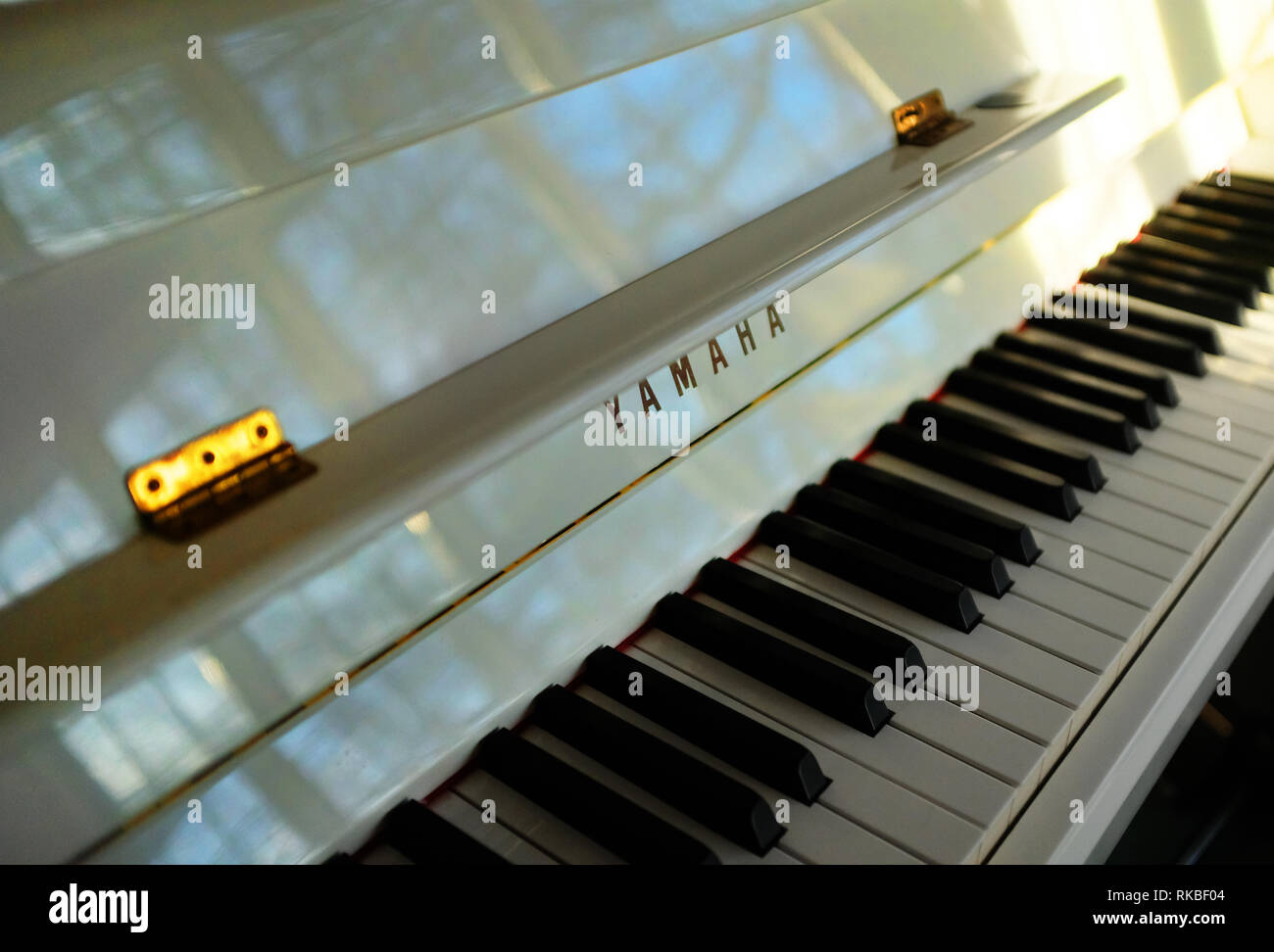 Ein glänzend weiß Yamaha Klavier in einem professionellen Studio Stockfoto