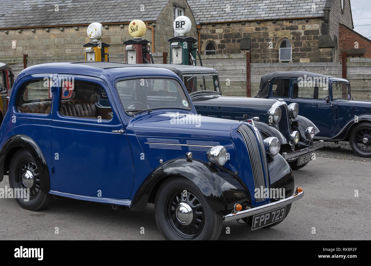 Klassische Autos, die auf der 1940er Wochenende im Black Country Living Museum in Dudley, West Midlands, England, Großbritannien Stockfoto