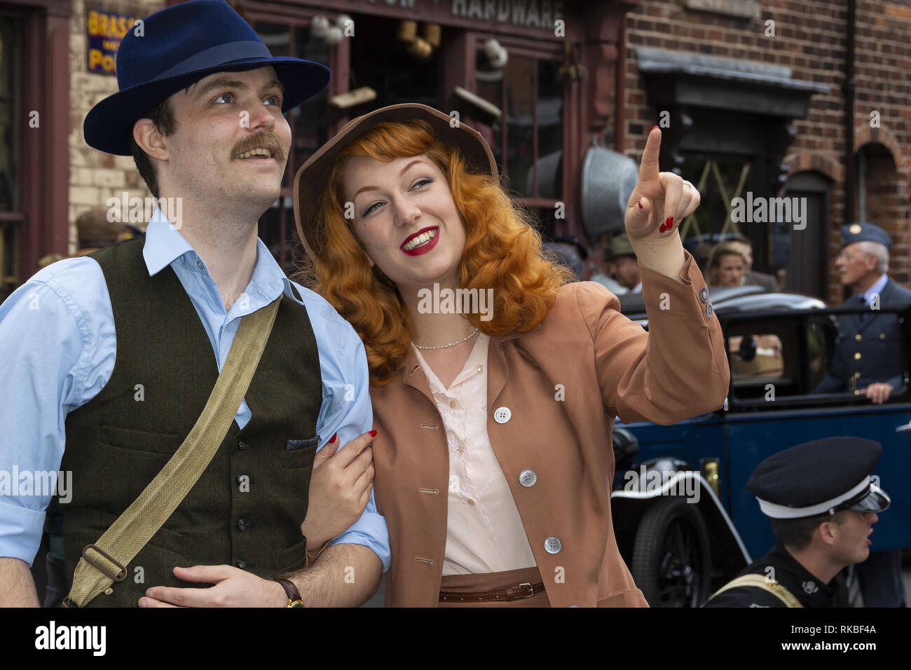 Paar verkleidet in Kostümen der 40er Wochenende im Black Country Living Museum in Dudley, West Midlands, England, Großbritannien Stockfoto