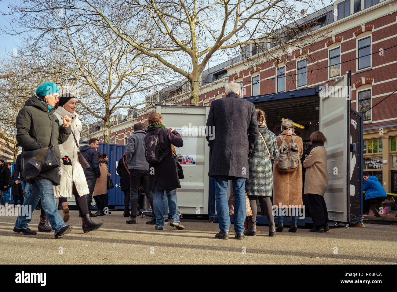 Rotterdam, Niederlande - Februar 9, 2019: Die Menschen auf dem Foto Ausstellung in Sea Containers während der Art Rotterdam Woche gehalten Stockfoto