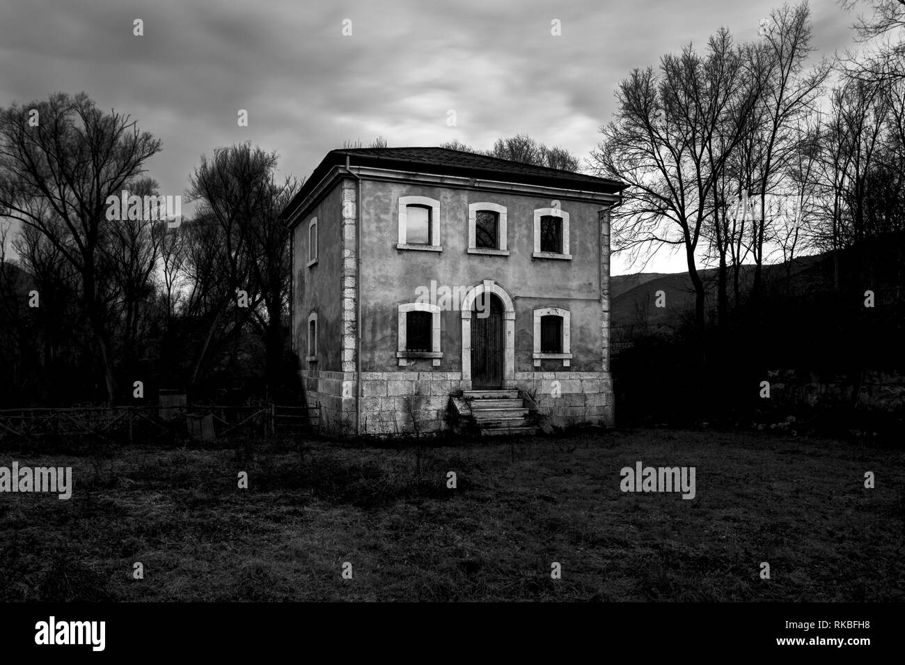 Freistehende und verlassenen Haus durch das Licht des Sonnenuntergangs beleuchtet Stockfoto